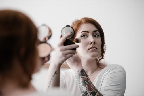 Verdades y falsos mitos sobre el COVID-19 y los cosméticos