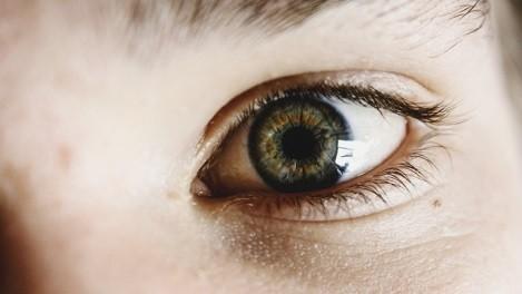 Elimina las ojeras con la crema contorno de ojos de CASMARA